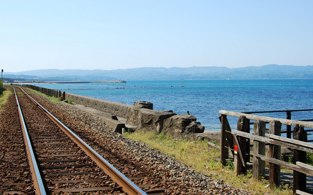 海岸沿いの線路 ついてるレオさん Happy Life